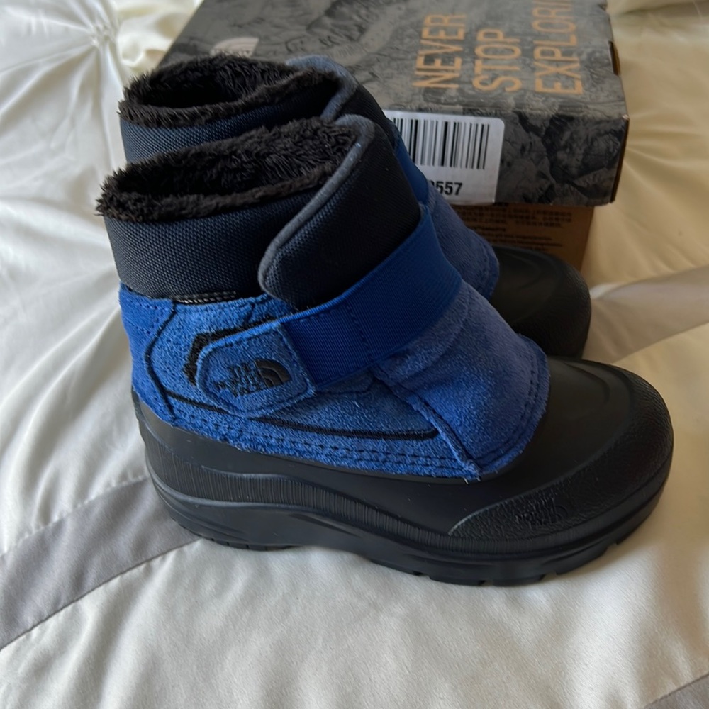 Toddle boys size 9 North Face boots